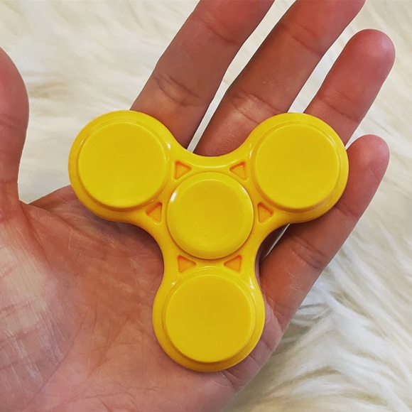 1 Yellow Handspinner Fidget & 1 Green Fidget - Picture 3 of 5